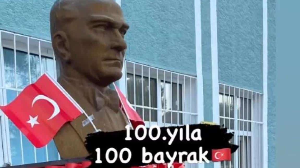 1. Sınıflarımız Atatürk Büstümüzü Cumhuriyetimizin 100. yılı için bayraklarla donattı. 